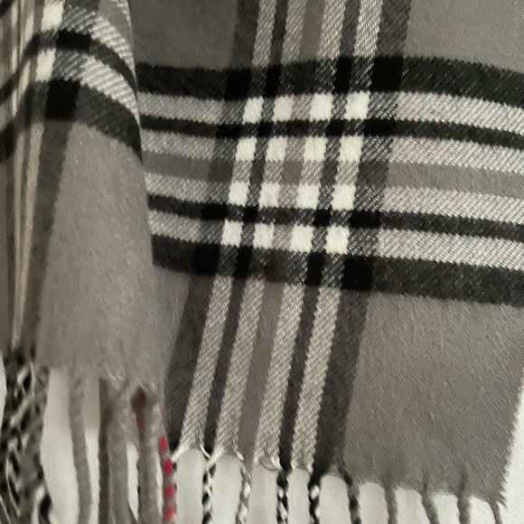 SUPER SOFT AND STYLISH SCARF. - Picture 2 of 4